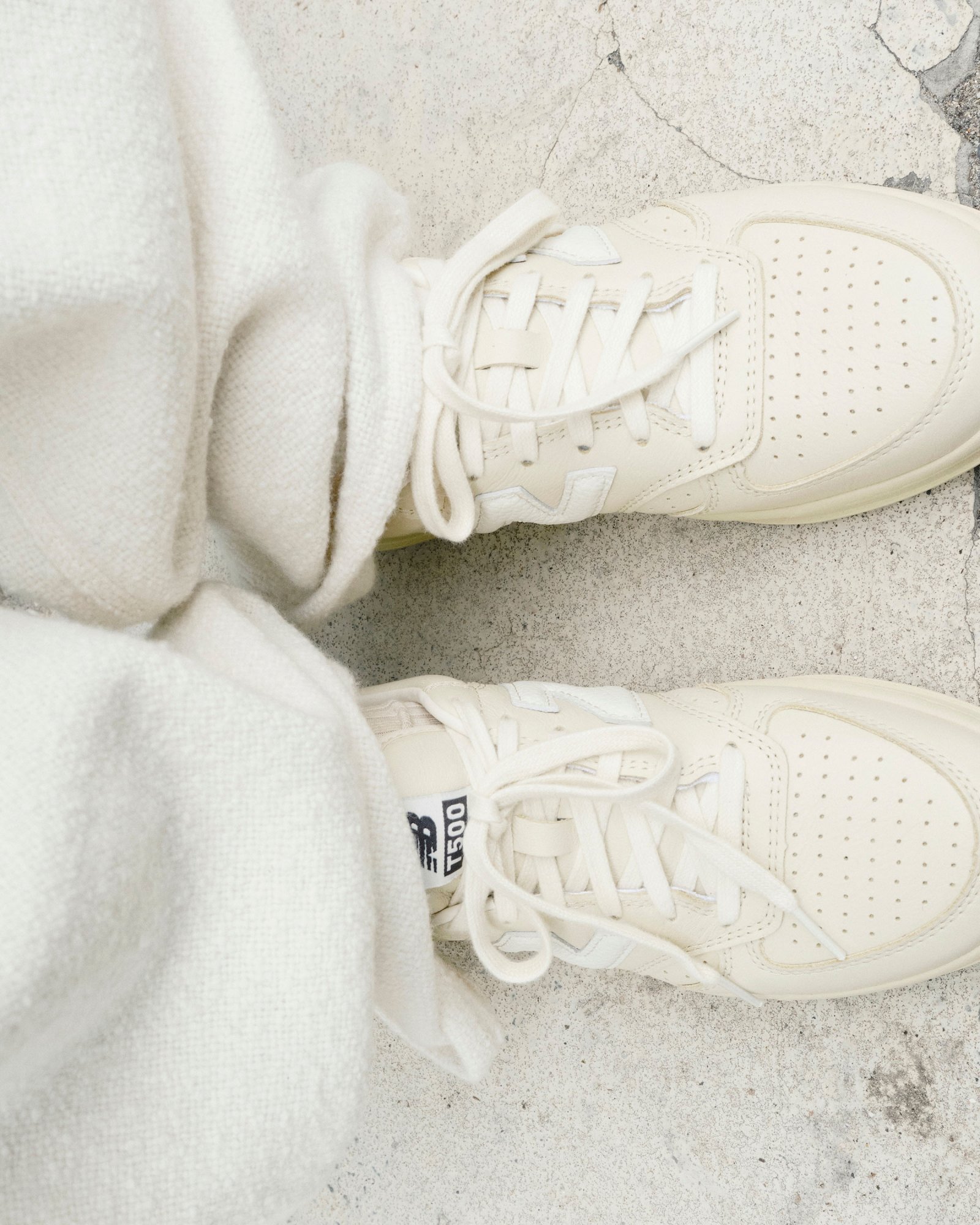 ニューバランス×オーラリー】秋の装いに似合う上品な一足。名作テニス